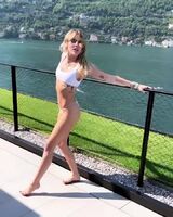 Miley Cyrus dancing in a bikini is so fucking hot