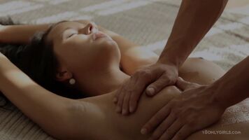 Mia Manarote: perfect tits receive oily massage