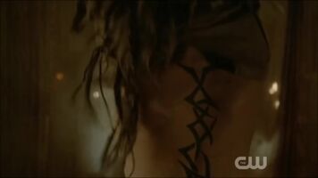 Eliza Taylor and Jessica harmon sex in the100