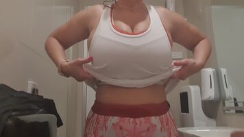 Bursting out of the sides of my sports bra, I need to set them free! xx 54yo 🇦🇺💋
