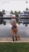Sommer Ray shorts up her crack