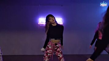 Sua, Sihyeon, & Seungji - Sexy moves.