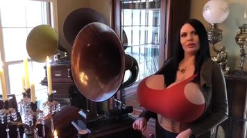 Foxy Menagerie Verre and her big gramophones